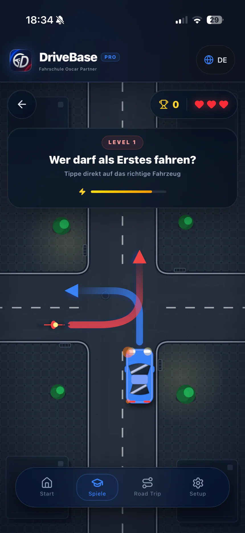 Interaktiver DriveBase Vorfahrt-Trainer mit Kreuzungsszene und zwei Fahrzeugen